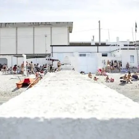 Mary Poppins's House Bed & Breakfast 3*